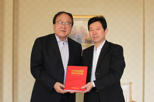 2011年3月,时任国务院稽察特派员、中国国情调查研究中心主任刘吉在学校讲学