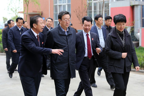 2015年4月,时任河南省委书记郭庚茂视察学校并与理事长李顺兴深入交流