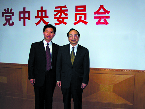 2004年8月,第九、十届全国人大常委会副委员长蒋正华亲切会见学校理事长李顺兴