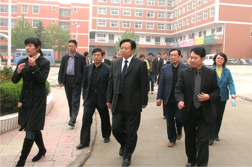 2013年3月,时任全国政协常委、河南省政协副主席高体健在学校视察工作