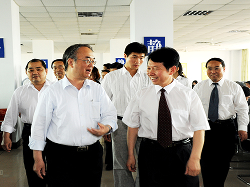 2008年5月,第十一届全国人大常委会副委员长桑国卫莅临学校视察工作