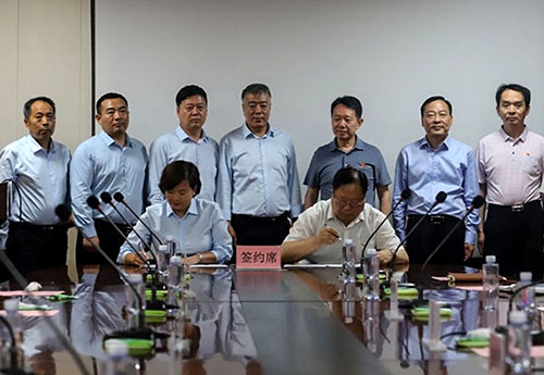 黄河交通学院与万方集团公司签订校企共建战略合作协议